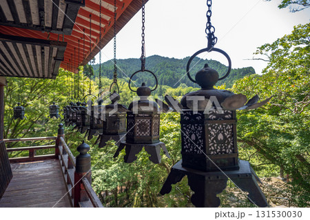 奈良 談山神社 拝殿透廊の吊燈籠 131530030