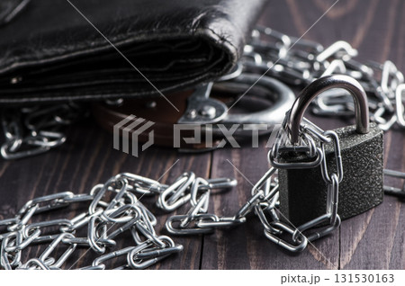 The chain tightly covers the wallet 131530163