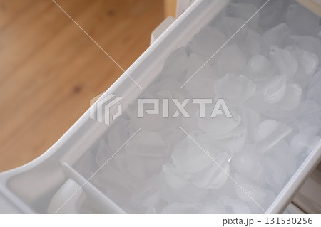 製氷機の氷 製氷機の氷 131530256