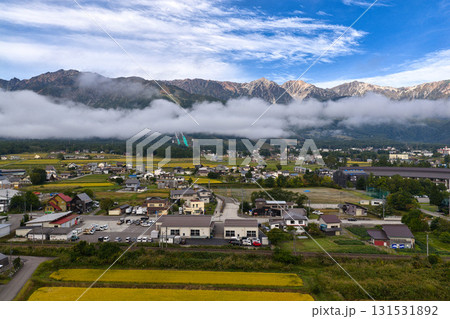 早朝の白馬連峰と街並み　長野県白馬村（ドローンによる空撮） 131531892