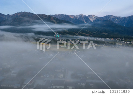 雲海に透ける白馬村の街並みと白馬三山　長野県白馬村（ドローンによる空撮） 131531929