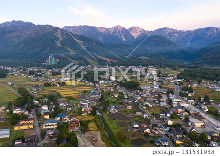 朝日を浴びる白馬三山と白馬村の街並み　長野県白馬村（ドローンによる空撮） 131531938