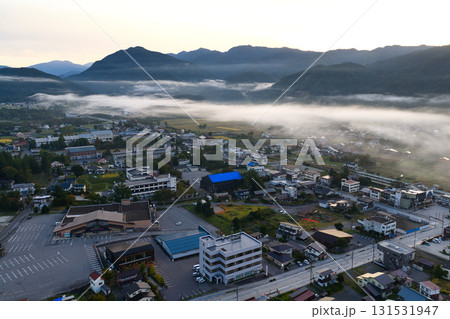 早朝の雲海に透ける白馬の街並み　長野県白馬村（ドローンによる空撮） 131531947