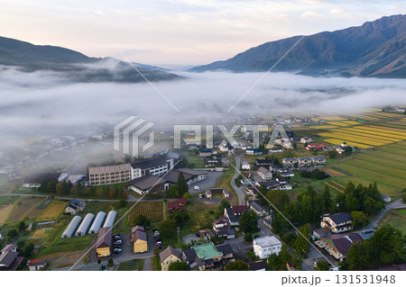 早朝の雲海に透ける白馬の街並み　長野県白馬村（ドローンによる空撮） 131531948