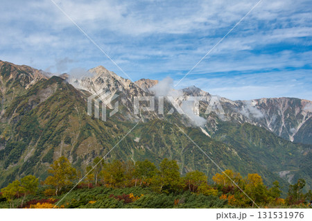 紅葉の八方尾根自然研究路から見る白馬三山 長野県白馬村 紅葉の八方尾根自然研究路から見る白馬三山 長野県白馬村 131531976