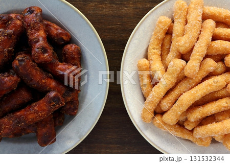 真上から見たテーブル背景の黒かりんとう(黒糖かりんとう)と白かりんとう 131532344