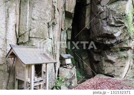 奥津渓谷の天狗岩の奇岩と女窟の断崖 131532371