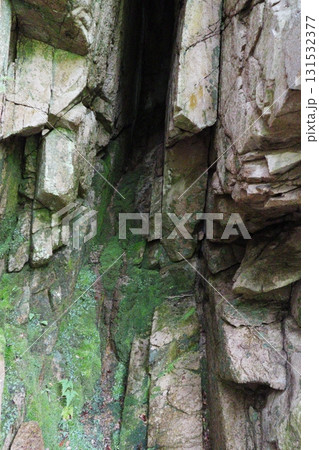 奥津渓谷の天狗岩の奇岩と女窟の断崖 131532377