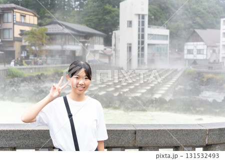 草津温泉旅行で湯畑に来ている10代の女性 草津温泉旅行で湯畑に来ている10代の女性 131532493