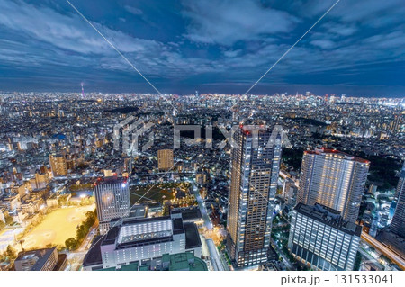【夜景100選】東京都、サンシャイン60展望台から眺める池袋の夜景（サンシャインシティ方面） 131533041