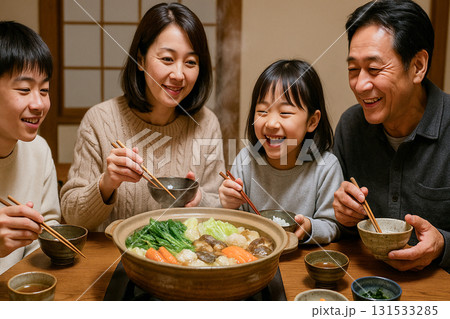 湯気が立つ鍋料理と冬の食卓 131533285