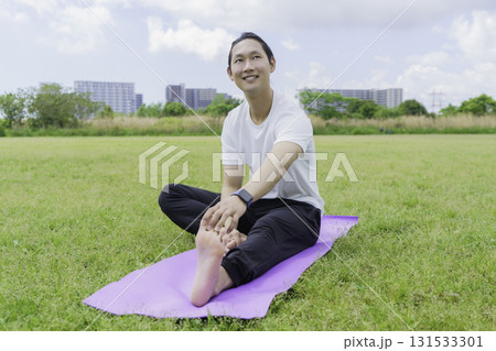公園でストレッチをする若い男性 公園でストレッチをする若い男性 131533301