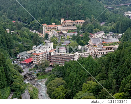 群馬県 四万温泉の温泉街と旅館群の空撮写真 131533543