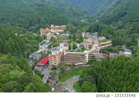 群馬県 四万温泉の温泉街と旅館群の空撮写真 131533548