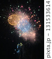 放射状に広がる花火 131533614