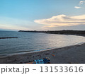 片瀬海岸から見た夕暮れの海 131533616
