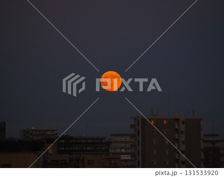 川口市の高層マンション群の背後から現れた赤い満月 川口市の高層マンション群の背後から現れた赤い満月 131533920