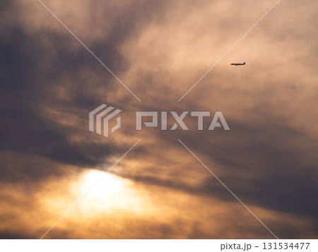 夕暮れの雲の中を羽田に向かって飛ぶ飛行機 夕暮れの雲の中を羽田に向かって飛ぶ飛行機 131534477
