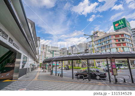 埼玉県さいたま市の東武岩槻駅東口と駅前ロータリー 131534529