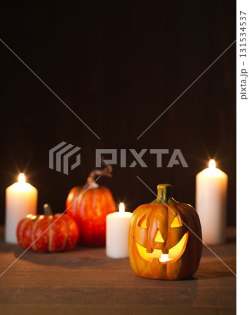 ハロウィンイメージ　オバケカボチャとキャンドル 131534537