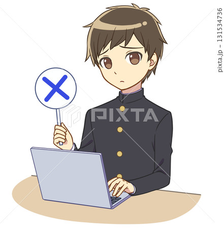パソコンを操作する学ランの男の子　バツ札 131534736