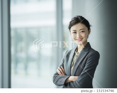 AI生成画像　オフィスの若いビジネスウーマンのポートレート 131534746