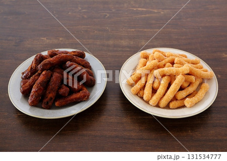 テーブル背景の黒かりんとう(黒糖かりんとう)と白かりんとう テーブル背景の黒かりんとう(黒糖かりんとう)と白かりんとう 131534777