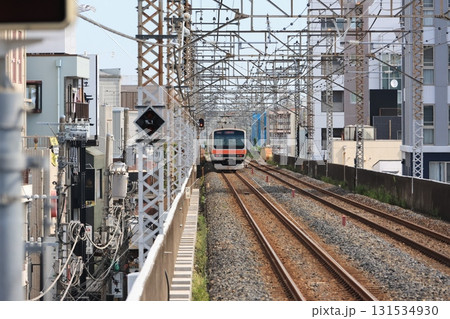 南浦和駅を出発した武蔵野線の電車 131534930