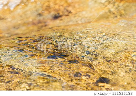 初夏の水辺　清流の流れ水面のアップ　230 131535158