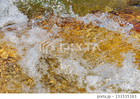 初夏の水辺　清流の流れ水面のアップ　235 131535163