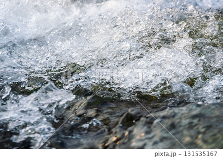 初夏の水辺　川の泡立つ水流03 131535167