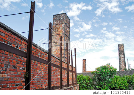 愛知・常滑の登り窯煙突群と煉瓦壁、青空に映える陶磁器の街の歴史的景観 131535415