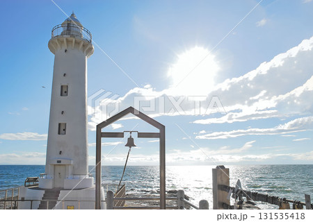 愛知・野間埼灯台と絆の鐘、逆光に輝く伊勢湾と海岸のパノラマ景観 愛知・野間埼灯台と絆の鐘、逆光に輝く伊勢湾と海岸のパノラマ景観 131535418