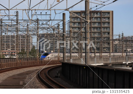 大宮駅へ向かって走る北陸新幹線の電車 大宮駅へ向かって走る北陸新幹線の電車 131535425