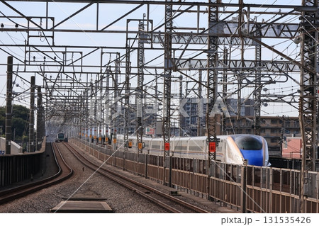 JR埼京線と併行して走る新幹線の電車 JR埼京線と併行して走る新幹線の電車 131535426