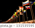 ライトアップされた世界の国旗 131535595
