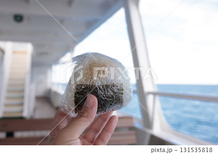 フェリーの上で海を眺めながら食べる手作りおにぎり フェリーの上で海を眺めながら食べる手作りおにぎり 131535818