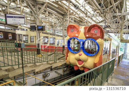生駒ケーブル、宝山寺駅に停車中のコ11形客車ミケとコ3形客車すずらん 131536710