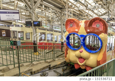 生駒ケーブル、宝山寺駅に停車中のコ11形客車ミケとコ3形客車すずらん 131536711