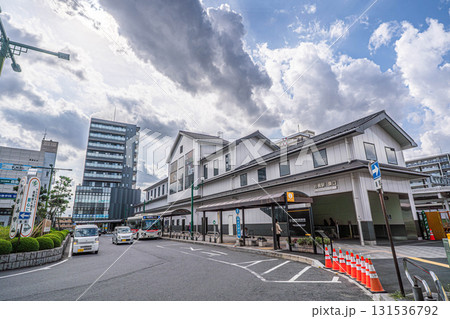 東武アーバンパークライン岩槻駅の駅舎と駅前ロータリー 東武アーバンパークライン岩槻駅の駅舎と駅前ロータリー 131536792