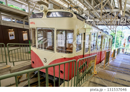 生駒ケーブル、宝山寺駅に留置中のコ3形客車すずらん 131537046