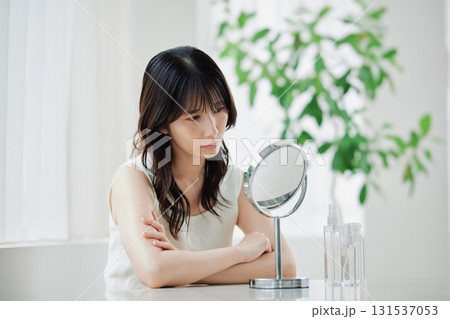 肌トラブルに悩む若い女性 131537053