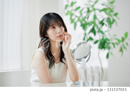 肌トラブルに悩む若い女性 131537055