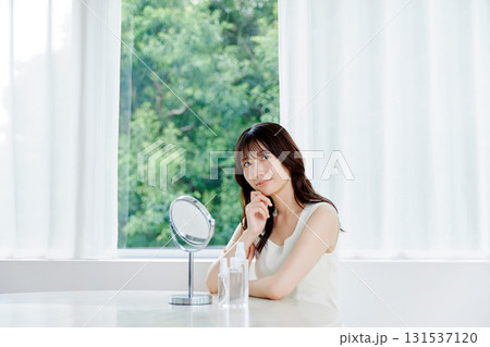 ビューティーイメージ 若い女性のスキンケアシーン ビューティーイメージ 若い女性のスキンケアシーン 131537120