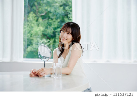 ビューティーイメージ 若い女性のスキンケアシーン ビューティーイメージ 若い女性のスキンケアシーン 131537123