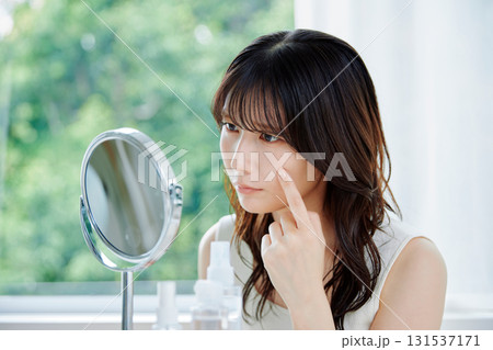 肌トラブルに悩む若い女性 肌トラブルに悩む若い女性 131537171