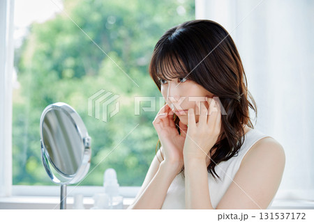 肌トラブルに悩む若い女性 131537172