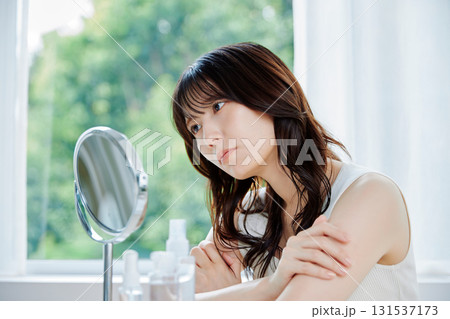 肌トラブルに悩む若い女性 131537173