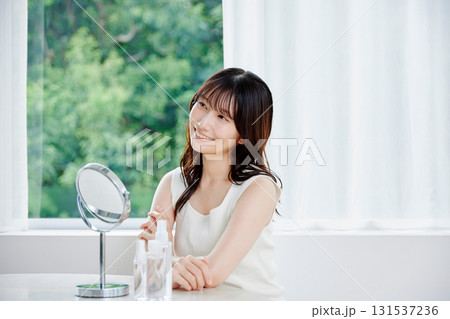 ビューティーイメージ 若い女性のスキンケアシーン ビューティーイメージ 若い女性のスキンケアシーン 131537236