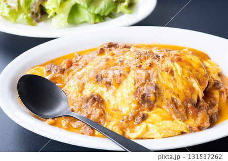 美味しいビーフシチューソース半熟卵オムライスとサラダ 美味しいビーフシチューソース半熟卵オムライスとサラダ 131537262